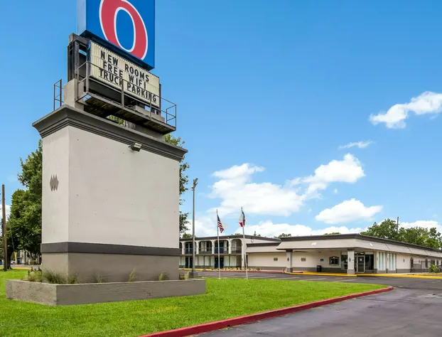 Motel 6 Groves, TX hotel detail image 1