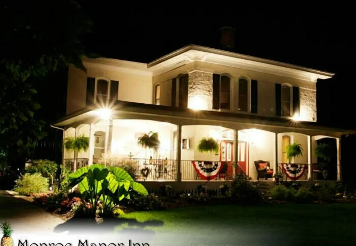 Monroe Manor Inn hotel hero