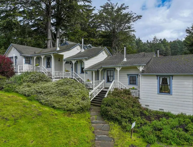 Dennen's Victorian Farmhouse hotel detail image 2