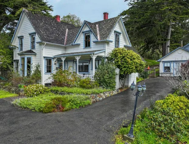 Dennen's Victorian Farmhouse hotel detail image 1