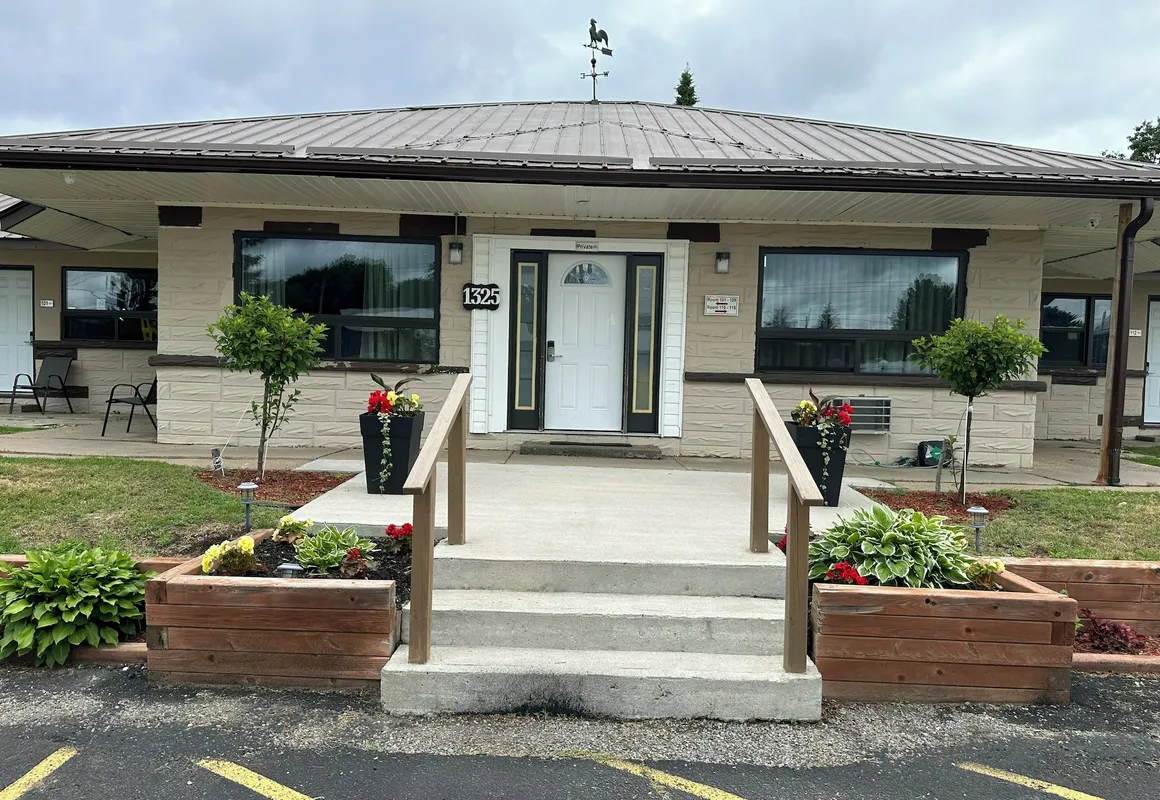 Champlain Motor Inn hotel hero