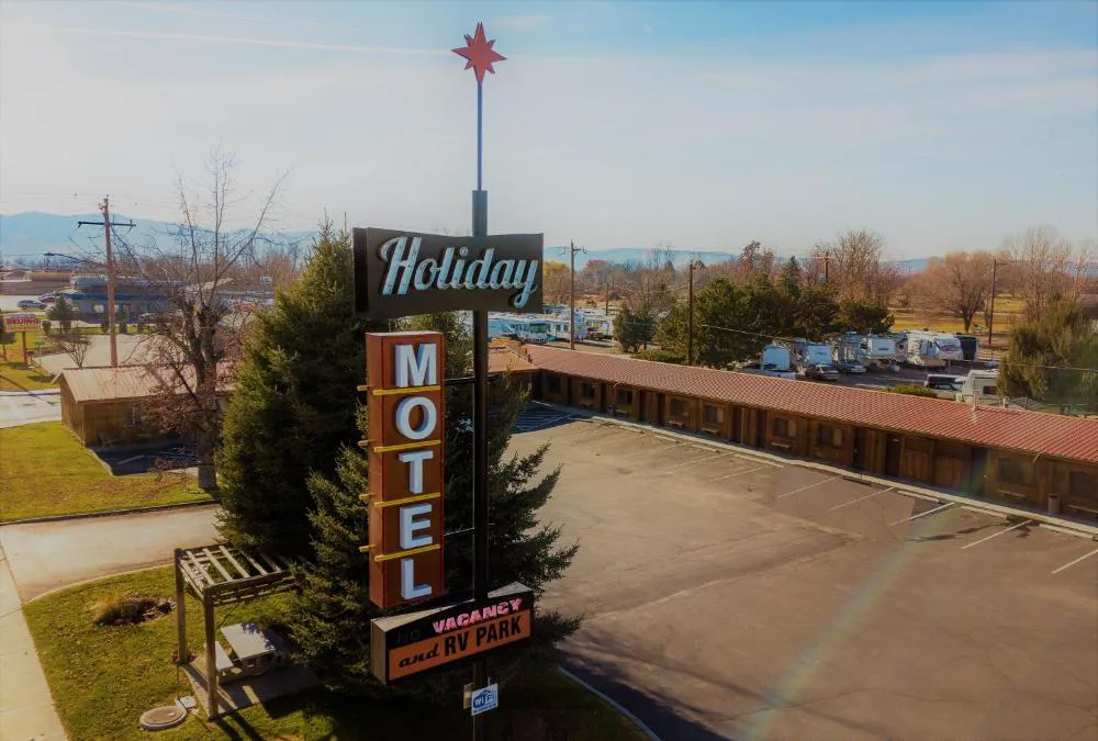 Holiday Motel & RV Park hotel hero