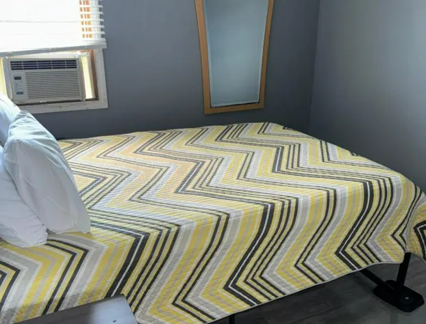 12 Ashworth Ave hotel detail image 1