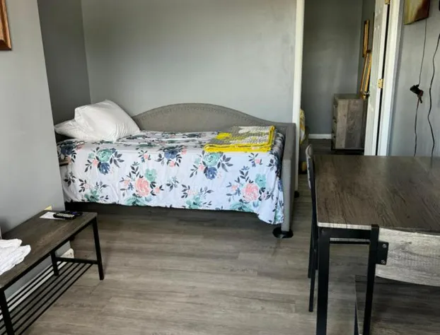 12 Ashworth Ave hotel detail image 3