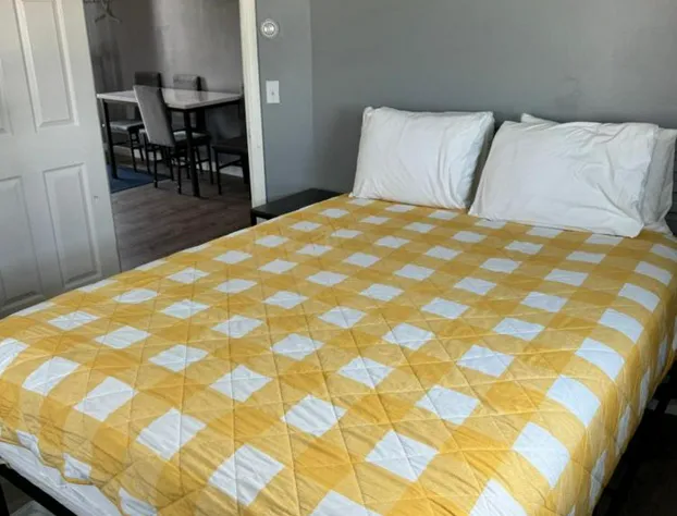 12 Ashworth Ave hotel detail image 4