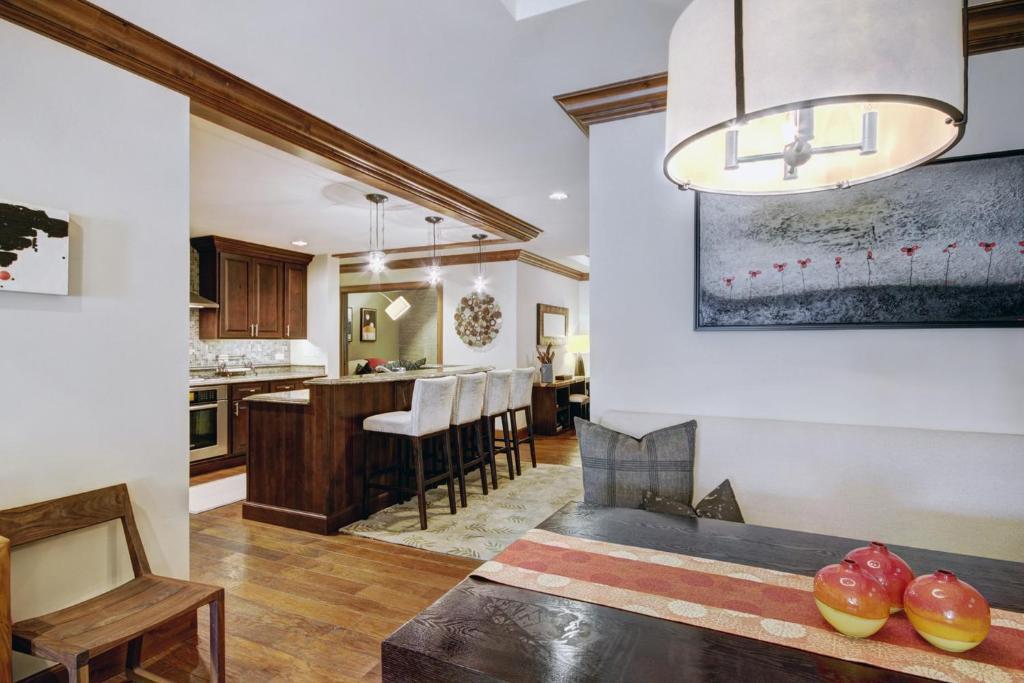 Luxury 2BR+Den Ritz-Carlton Residence by RedAwning - Save 20% on 7+ Nights! hotel hero