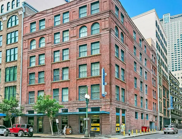 Gorgeous Condos Steps from French Quarter and Harrah’s St. hotel detail image 3