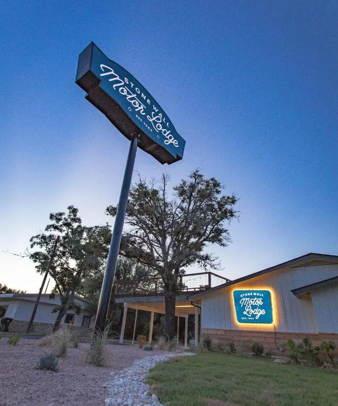 Stonewall Motor Lodge hotel hero