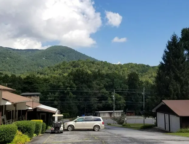 Tanglewood Motel and Log Cabins hotel detail image 4