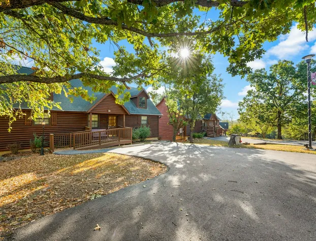 Ozarks Oasis 4 Bedroom Cabin by RedAwning hotel detail image 1