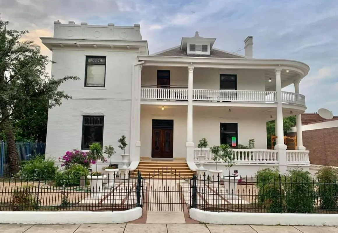 Laredo Mansion hotel hero