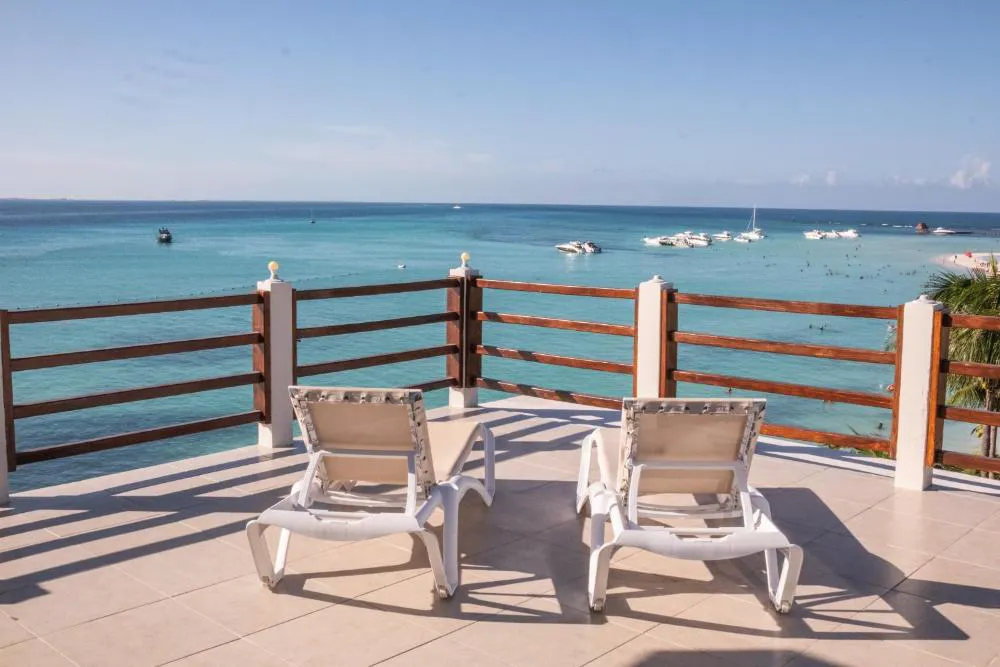 Cuxos Hotel Beachfront hotel hero