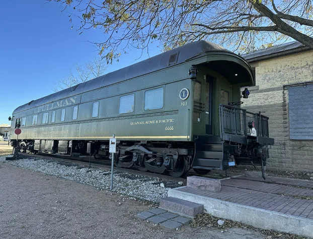 1894 Private Pullman Palace Ca 1 Bedroom Apts by Redawning hotel detail image 1