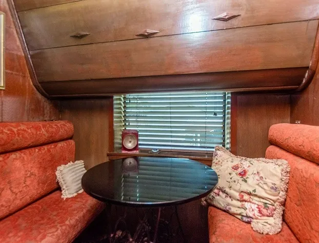 1894 Private Pullman Palace Ca 1 Bedroom Apts by Redawning hotel detail image 4