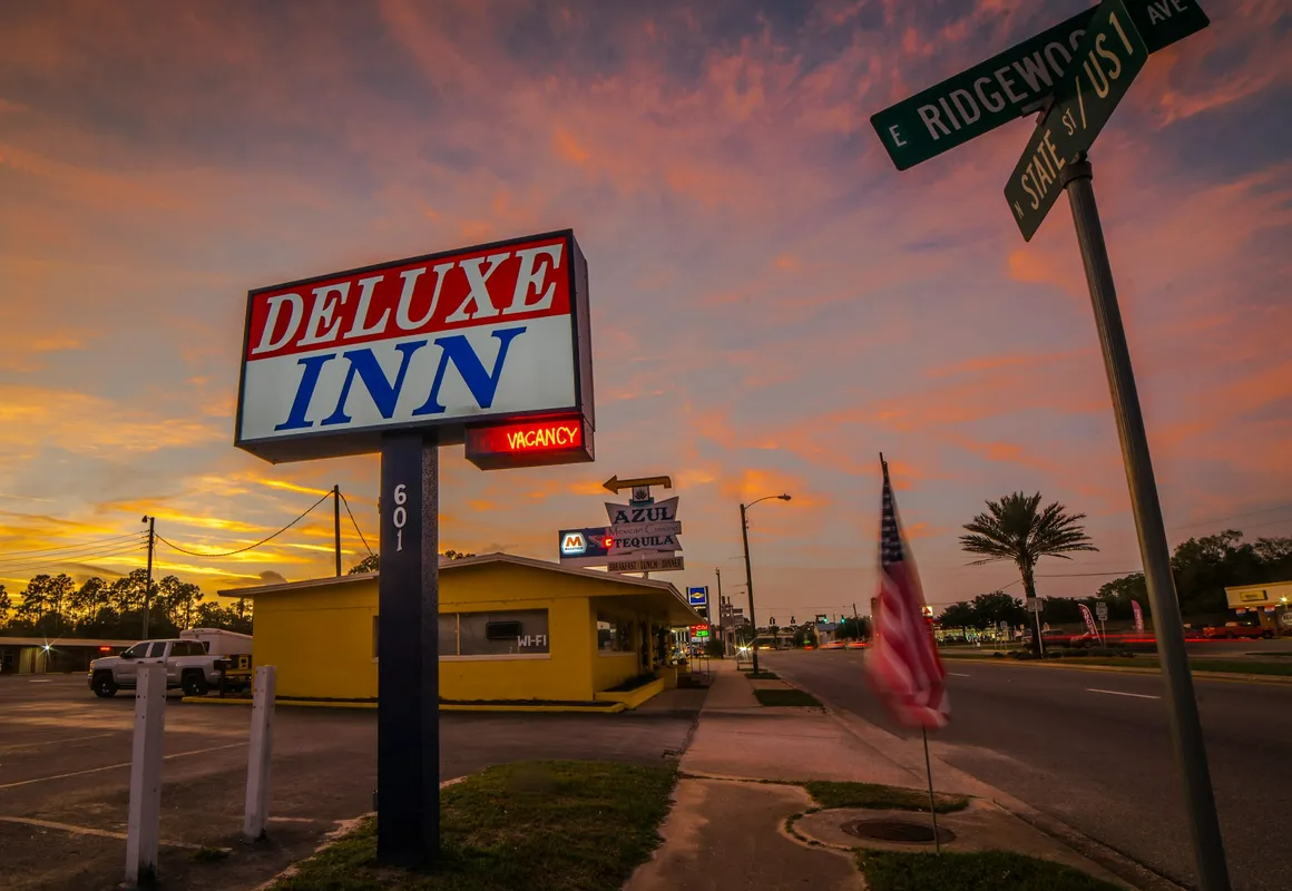 Deluxe Inn hotel hero