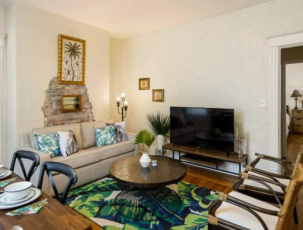 1858 Edgeland Avenue Unit One hotel detail image 1