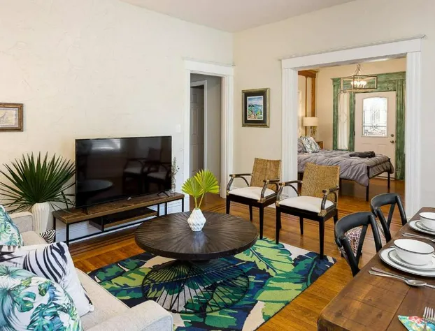 1858 Edgeland Avenue Unit One hotel detail image 2