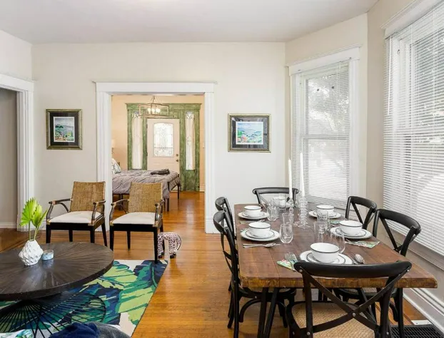 1858 Edgeland Avenue Unit One hotel detail image 3