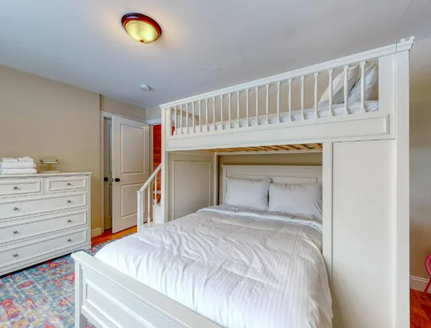 61 East Field Road hotel detail image 4