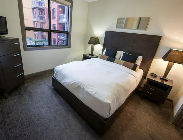 Bright Apartment Facing Pool Area #423 hotel detail image 3