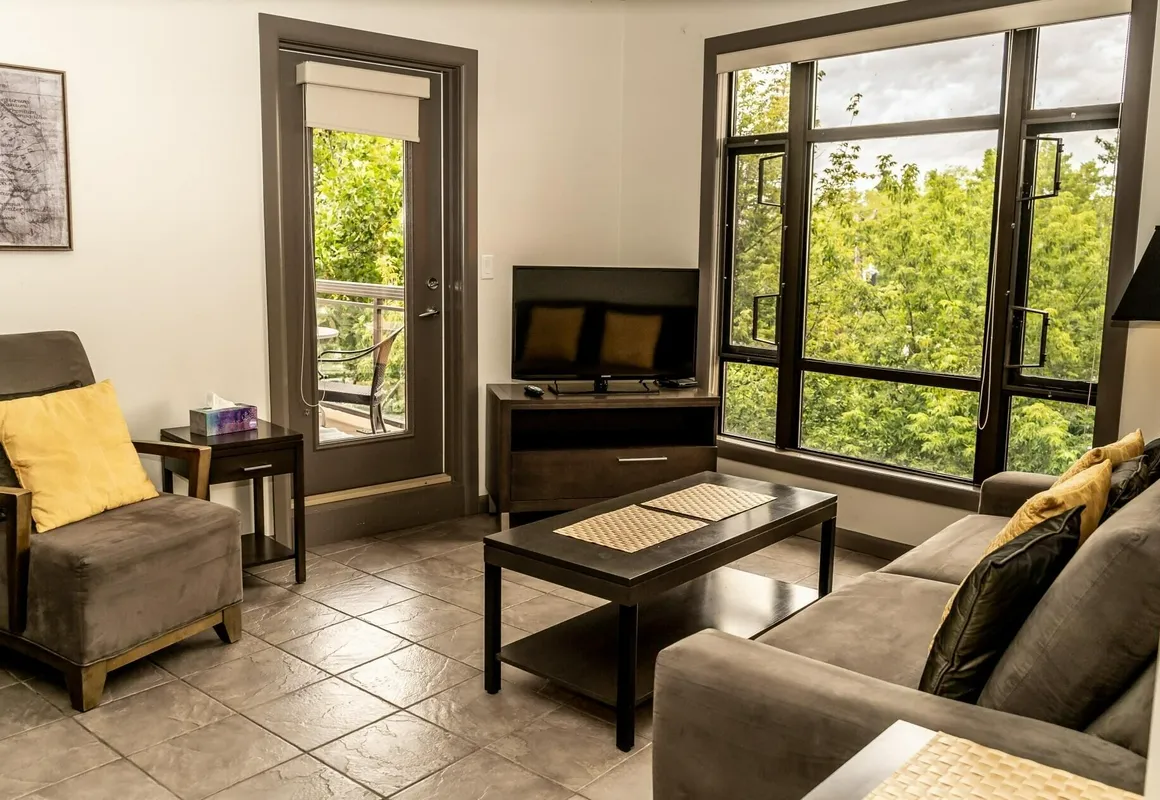 Bright Corner Apartment w / Lake View #418 hotel hero