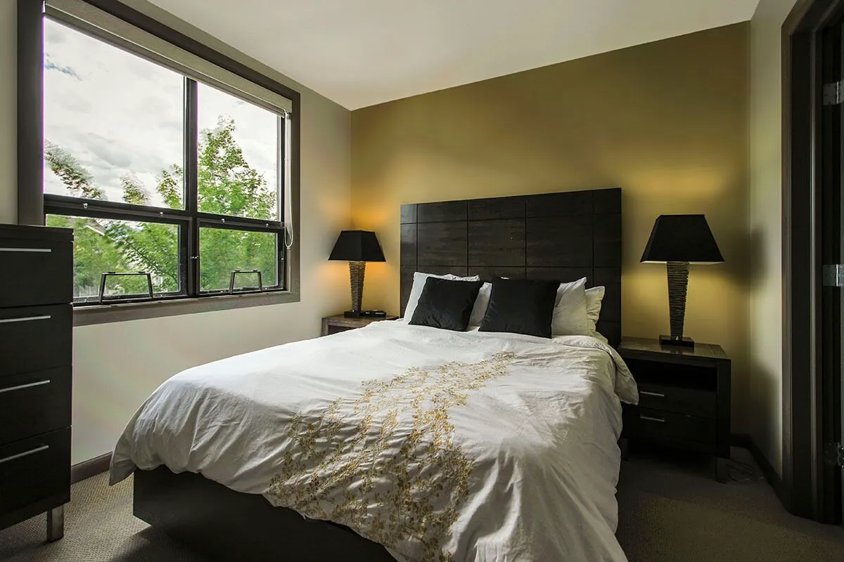 Gorgeous Two Bedroom Two Bath Plus Den by Elevator #249 hotel hero