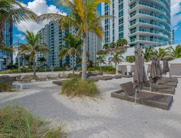 2 Bedroom on 17th floor on the beach Resort hotel detail image 3