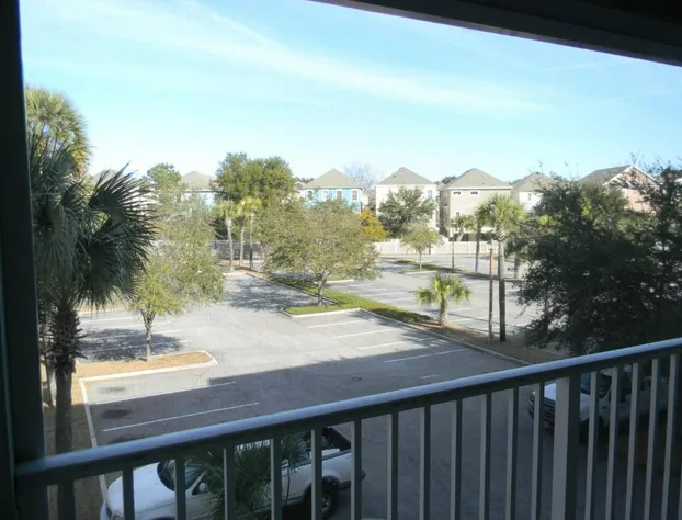 3 Bedroom 2 Bathroom Sleeps 10 2 Bunk Beds 2 Queens Bikes & Beach Gear included hotel detail image 2
