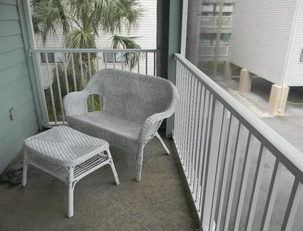 3 Bedroom 2 Bathroom Sleeps 10 2 Bunk Beds 2 Queens Bikes & Beach Gear included hotel detail image 3