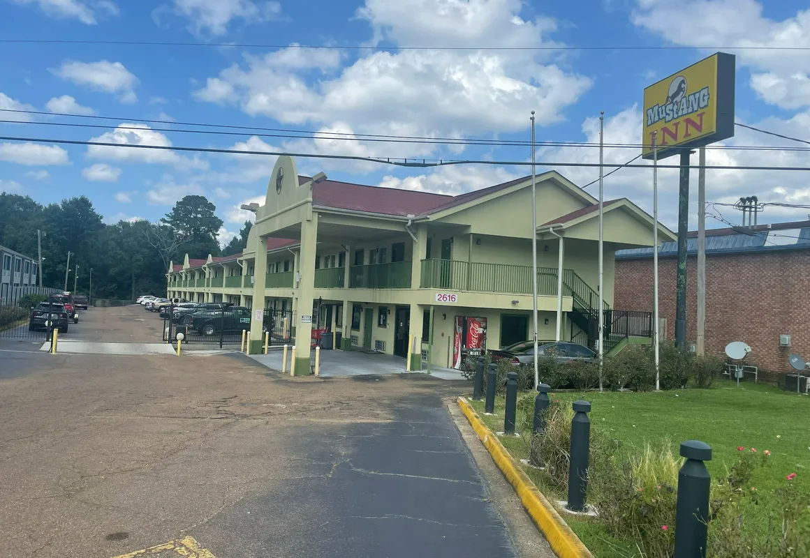 Mustang Inn hotel hero