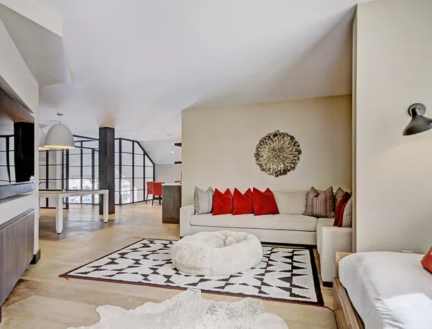 Iconic 5 Bedroom Penthouse at the Ritz-Carlton by RedAwning hotel detail image 4