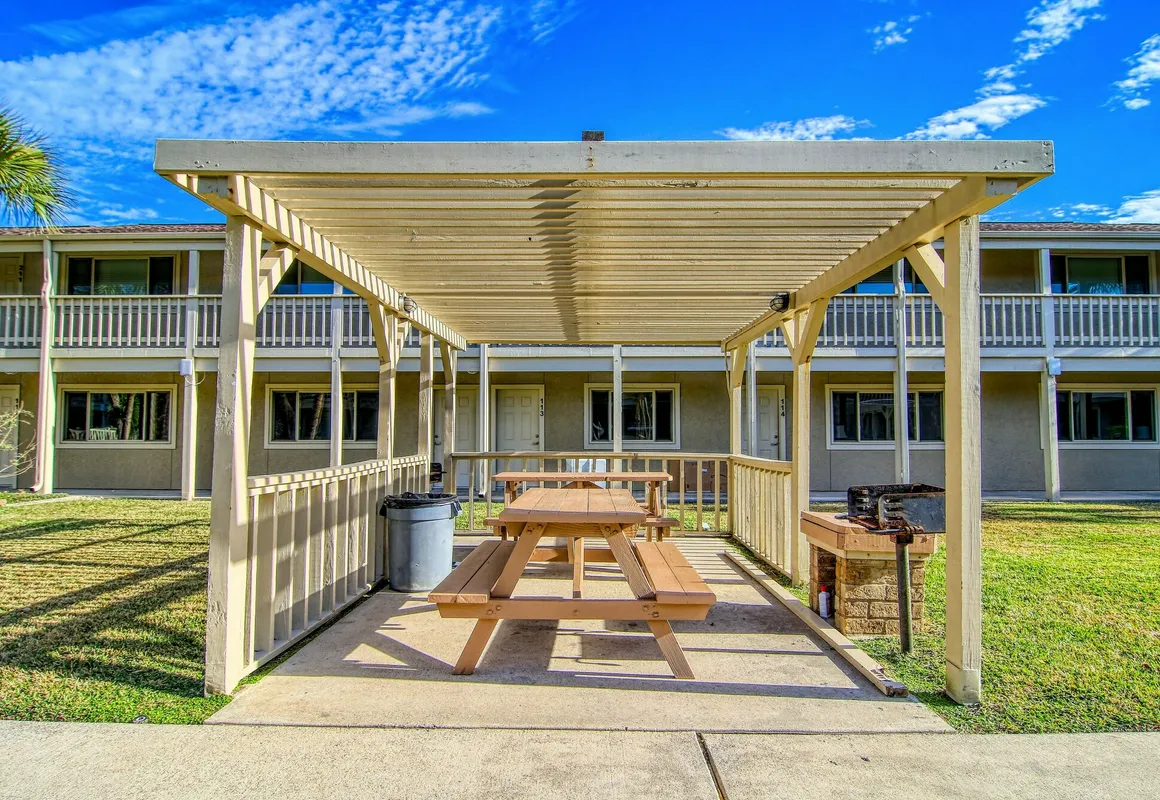 Courtyard #105 Studio Bedroom Condo By Redawning hotel hero