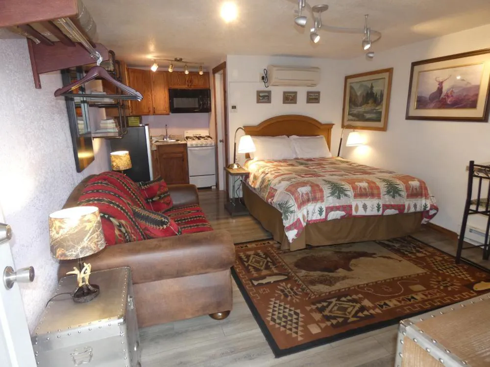 Yellowstone Motel - Adults Only - All rooms have kitchens hotel hero