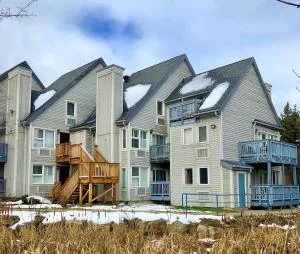 Blue Mountain Getaway at North Creek Resort King Bed hotel hero