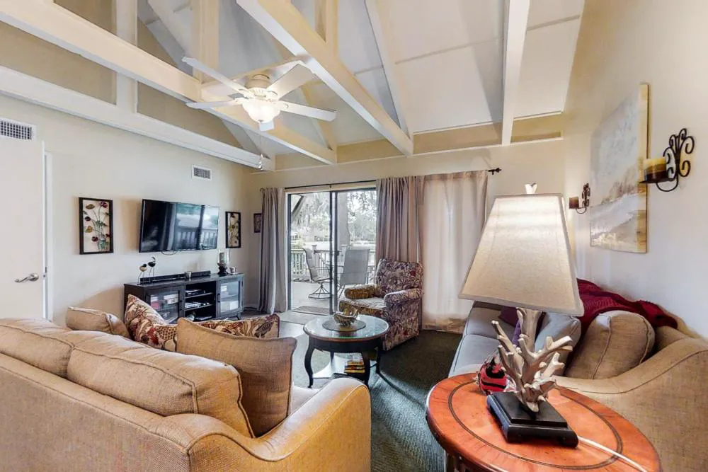 Queens Grant 717 hotel hero