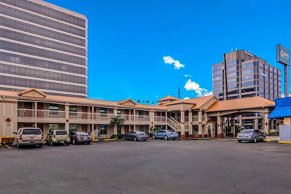 Quality Inn & Suites Dallas - Cityplace hotel hero