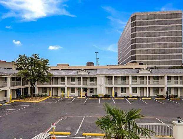 Quality Inn & Suites Dallas - Cityplace hotel detail image 1