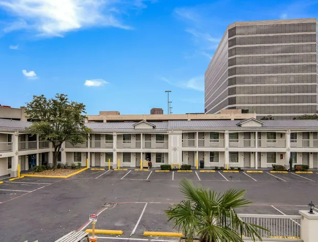 Quality Inn & Suites Dallas - Cityplace hotel detail image 1