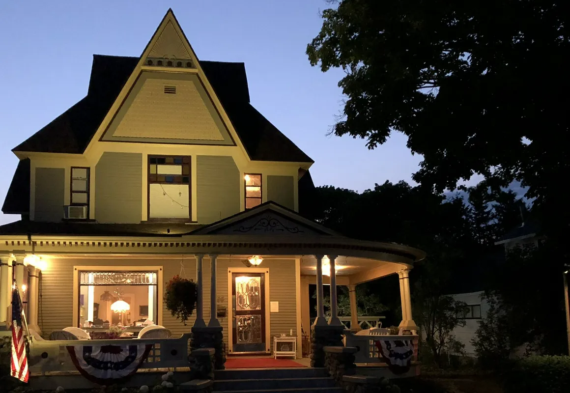 Secrets on Main Bed & Breakfast hotel hero