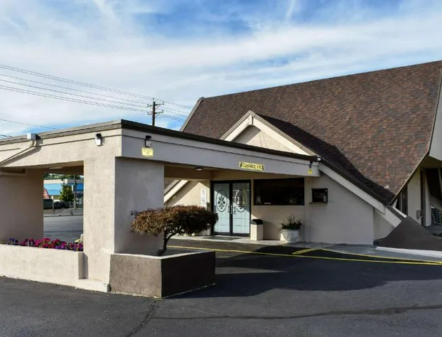 Econo Lodge Inn & Suites Bordentown hotel detail image 1