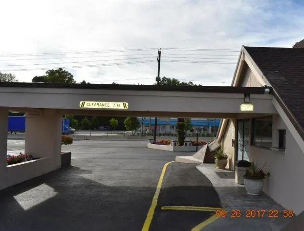 Econo Lodge Inn & Suites Bordentown hotel detail image 3