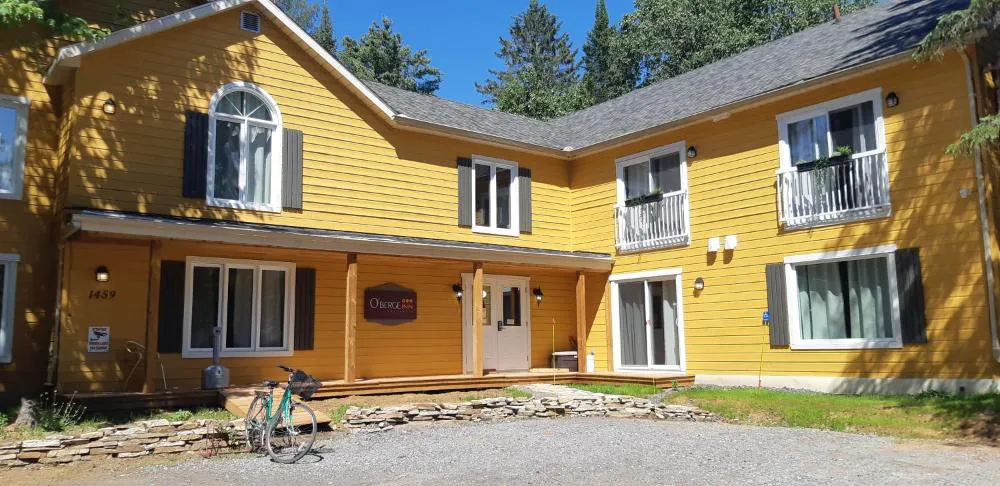 Oberge Inn Riverside guest room in Val-David village with free parking hotel hero