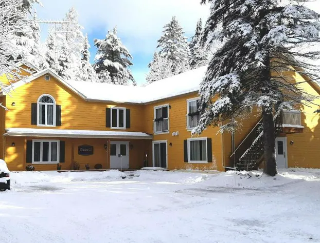 Oberge Inn Riverside guest room in Val-David village with free parking hotel detail image 1