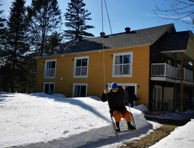 Oberge Inn Riverside guest room in Val-David village with free parking hotel detail image 2