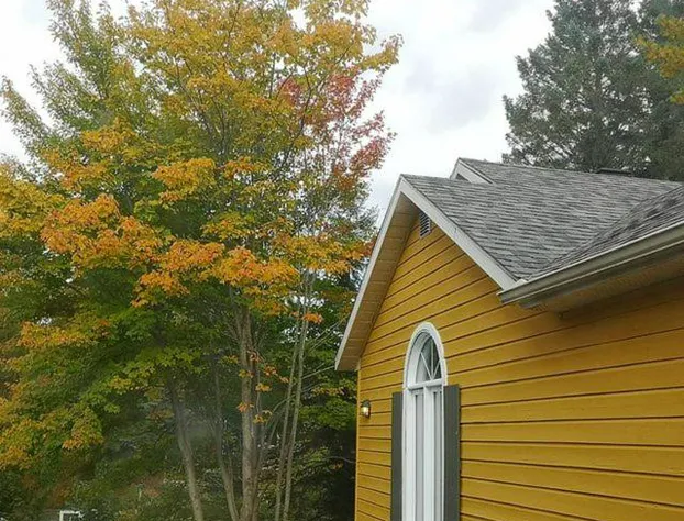 Oberge Inn Riverside guest room in Val-David village with free parking hotel detail image 3