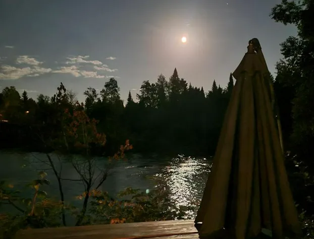 Oberge Inn Riverside guest room in Val-David village with free parking hotel detail image 4