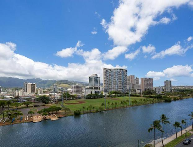 Modern Waikiki Sleek Studio hotel detail image 3