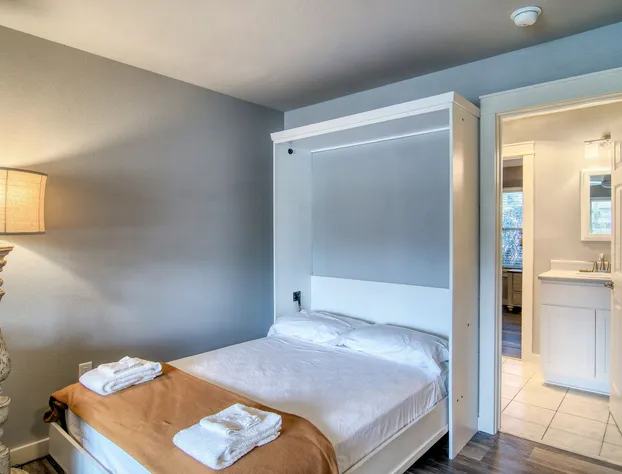 Courtyard #103 1 Bedroom Condo By Redawning hotel detail image 4