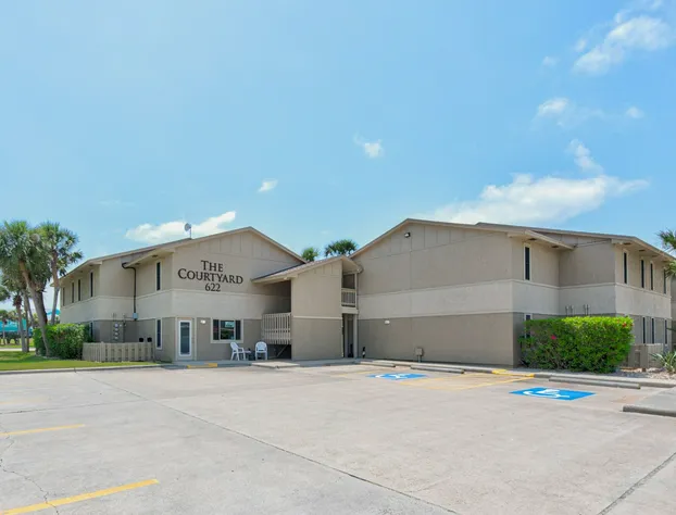 Courtyard #203 1 Bedroom Condo By Redawning hotel detail image 4