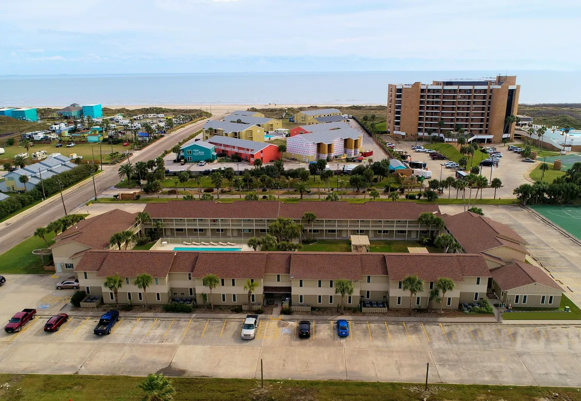 Courtyard #119 1 Bedroom Condo By Redawning hotel hero